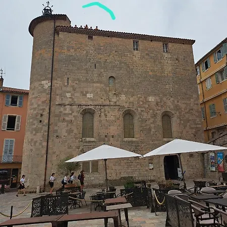 Hyeres Centre Medieval Apartment